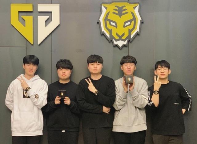 一位年轻球 一位年轻球